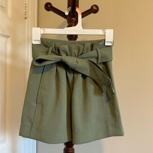 NWOT Aritzia (Wilfred) New Paperbag Short - Size 00 - Sage Frost